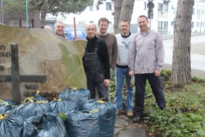 Reinigung der Grünfläche am Mahnmal