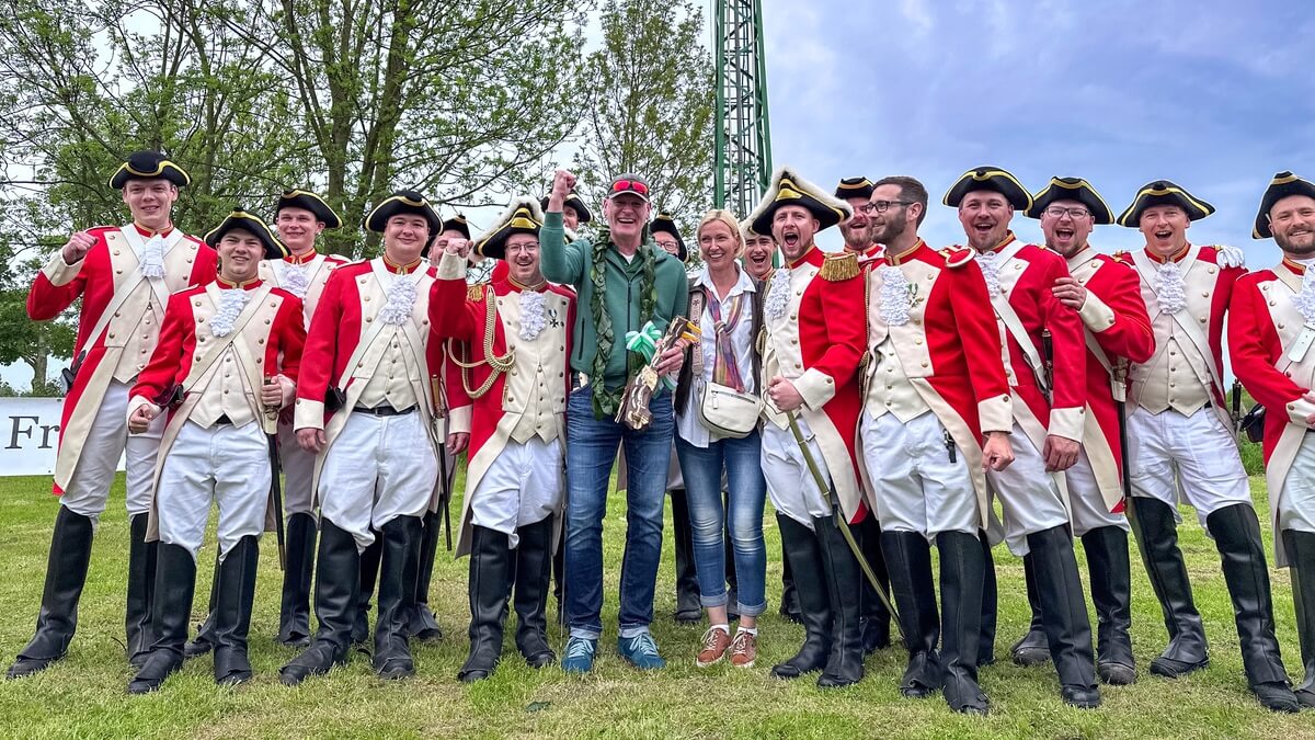 Schützenkönig Bernie mit Königin Marion und den Sappeuren nach dem Königsschuß