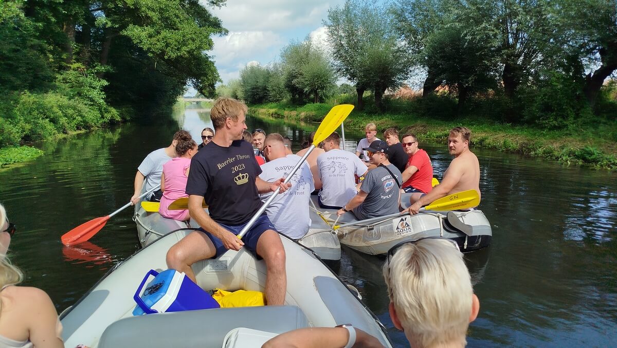 17. August 2024: Paddeln auf der Niers: Thron und Sappeure